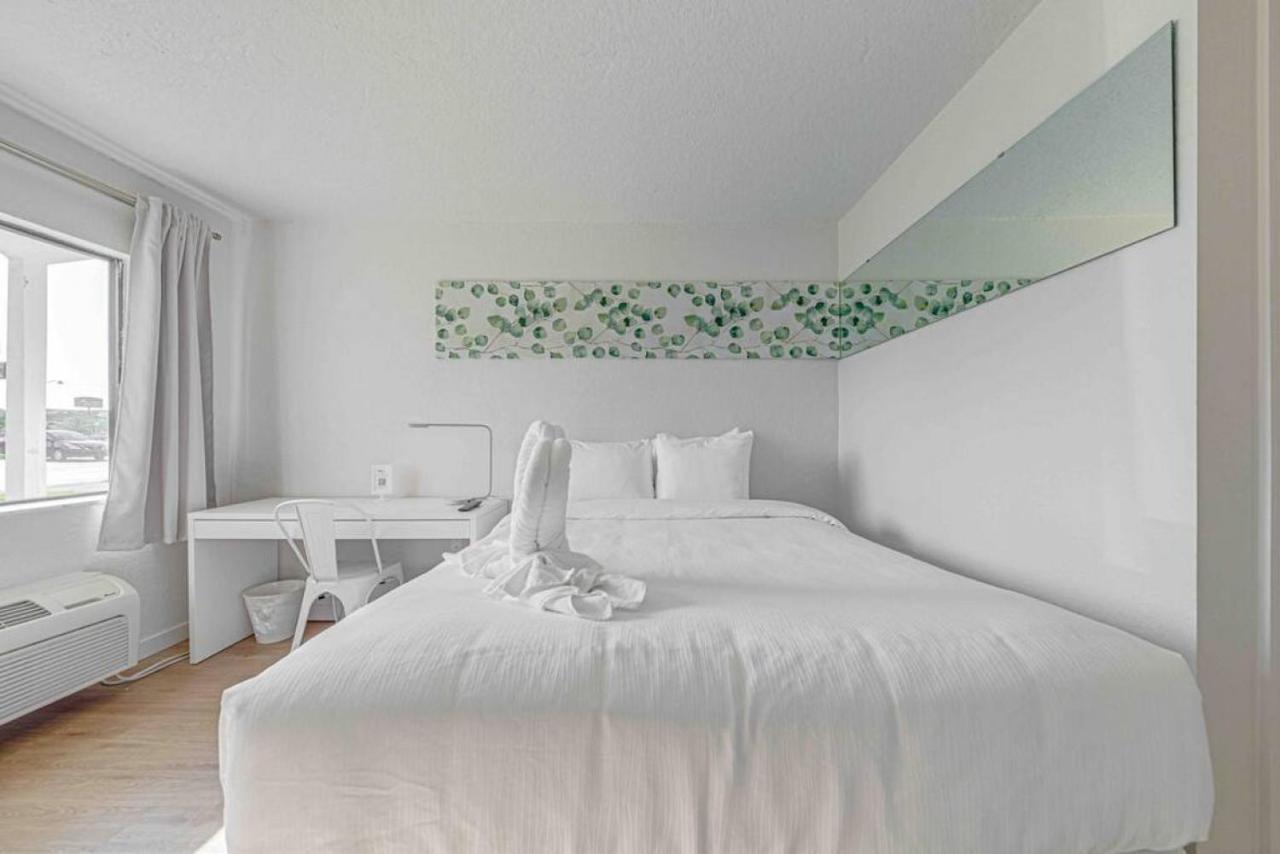 Travel Lodge By Wyndham 10 Min From Disney Kissimmee Buitenkant foto