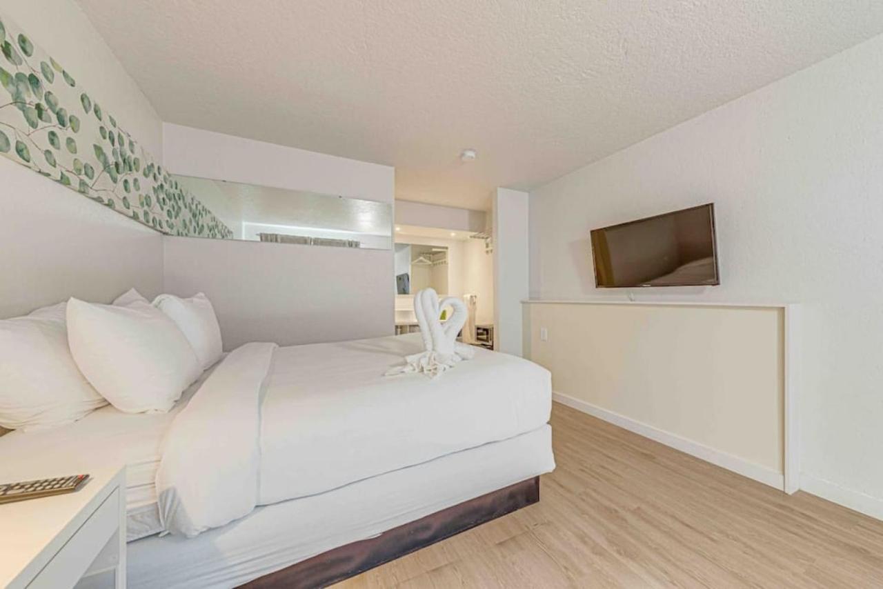 Travel Lodge By Wyndham 10 Min From Disney Kissimmee Buitenkant foto