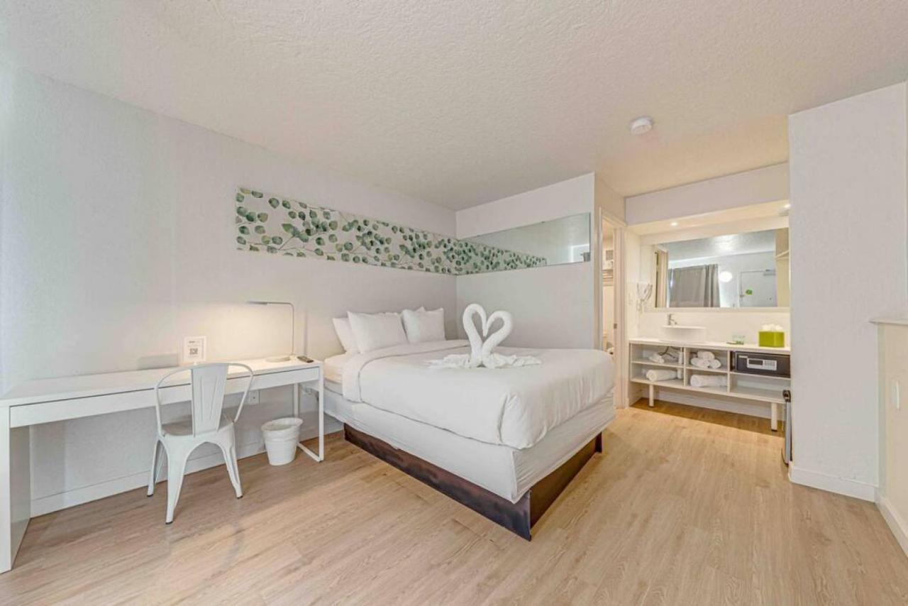 Travel Lodge By Wyndham 10 Min From Disney Kissimmee Buitenkant foto