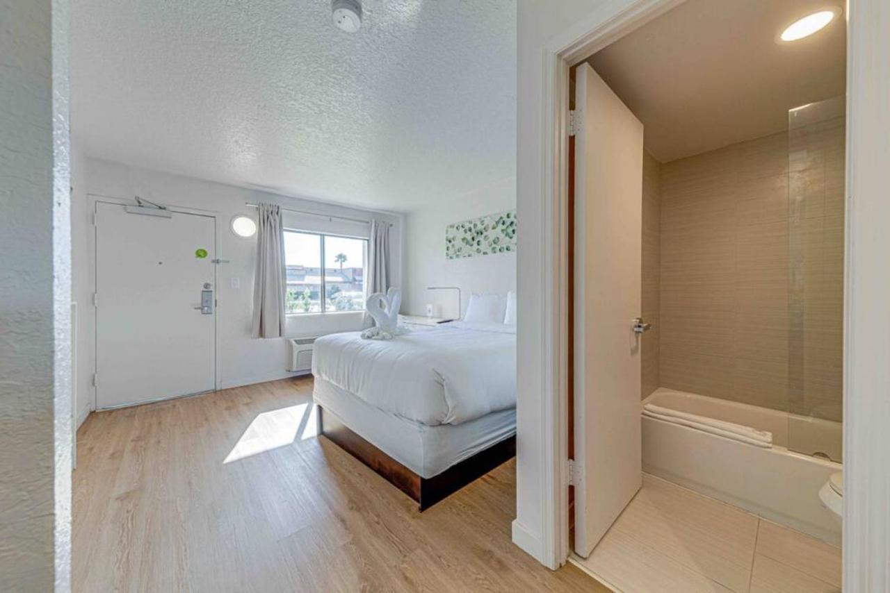 Travel Lodge By Wyndham 10 Min From Disney Kissimmee Buitenkant foto
